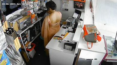 Shop lo pani chese aunty tho owner chesthunna sex video